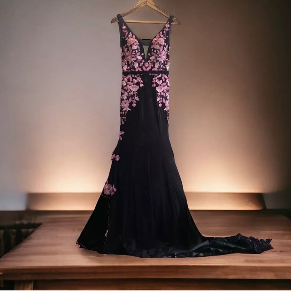 Ellie Wilde Mon Cheri Velvet Floral Gown Size 4 EW117118 $558.00 - Picture 2 of 16